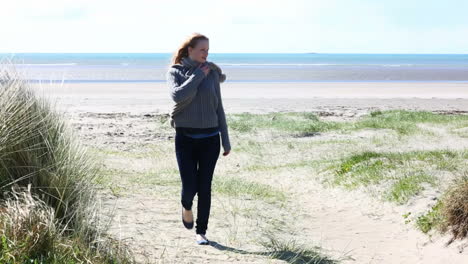 Frau-Zu-Fuß-Vom-Strand-