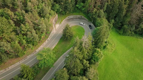 Navigieren-Sie-Durch-Faszinierende-Bergkurven,-Während-Taxis-Und-Autos-Durch-üppige,-Von-Bäumen-Gesäumte-Kurven-Schlängeln