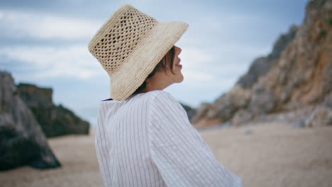 modelo sorridente desfrutando de férias na costa em close-up. mulher de praia feliz estendendo os braços