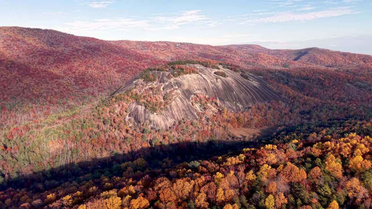 toma aérea que revela Stone Mountain, Carolina del Norte