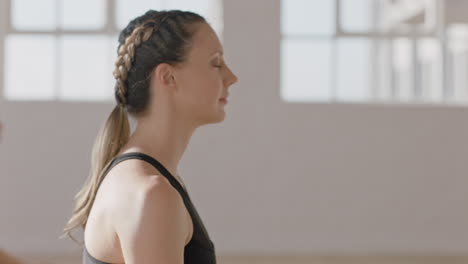 clase de yoga joven embarazada mujer caucásica practicando postura de loto meditación disfrutando de la atención plena ejercicio de respiración en el estudio de entrenamiento de bienestar al amanecer