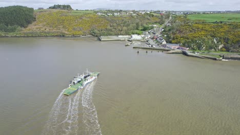 Ferry-A-Punto-De-Atracar-En-Ballyhack-Wexford-Irlanda