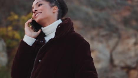 una chica afroamericana hablando por teléfono móvil.