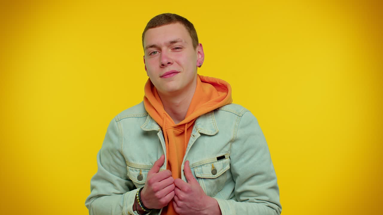 유쾌하고 사랑스러운 십대 학생 남성 패션 모델 젠임 재 웃으며 카메라를보고