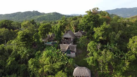 Vista-Aérea-De-Un-Albergue-Ecológico-En-Las-Exuberantes-Montañas-De-Tubagua,-Cerca-De-La-Costa-Norte-De-La-República-Dominicana.