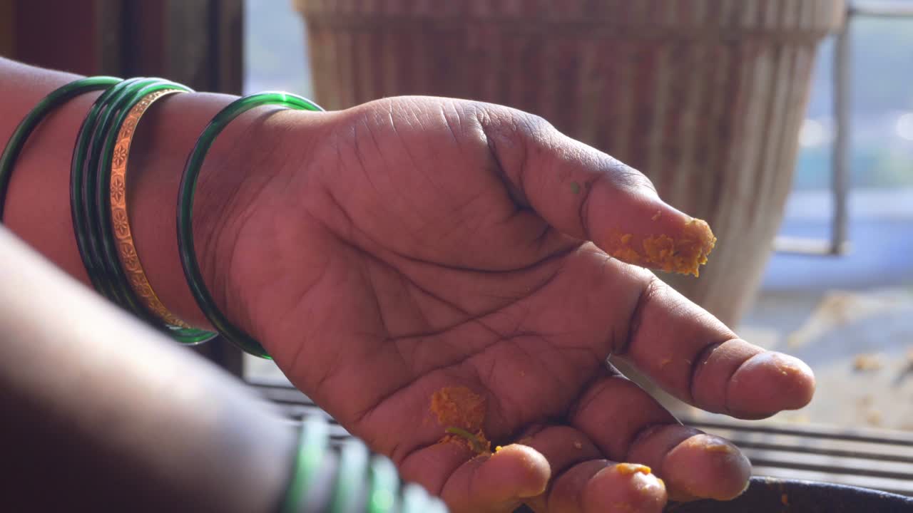 삶은 계란을 손에 채우는 계란 채우기 매운 계란은 박제 계란, 러시아 계란 또는 옷을 입은 계란으로도 알려져 있습니다.