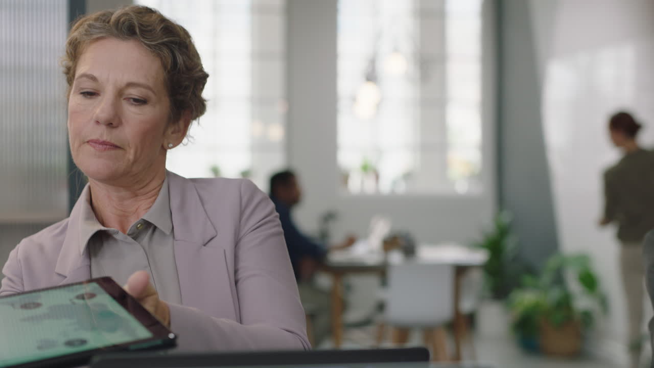 uomini d'affari che incontrano il leader del team uomo d'affari che utilizza un tablet digitale che mostra un progetto di marketing che presenta informazioni gruppo di gestione diversificato che collabora in ufficio brainstorming