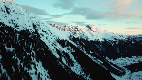 Aéreo,-Hermosos-Bosques-Y-Un-Valle-Bajo-La-Nieve-En-Las-Montañas,-Austria,-Tirol