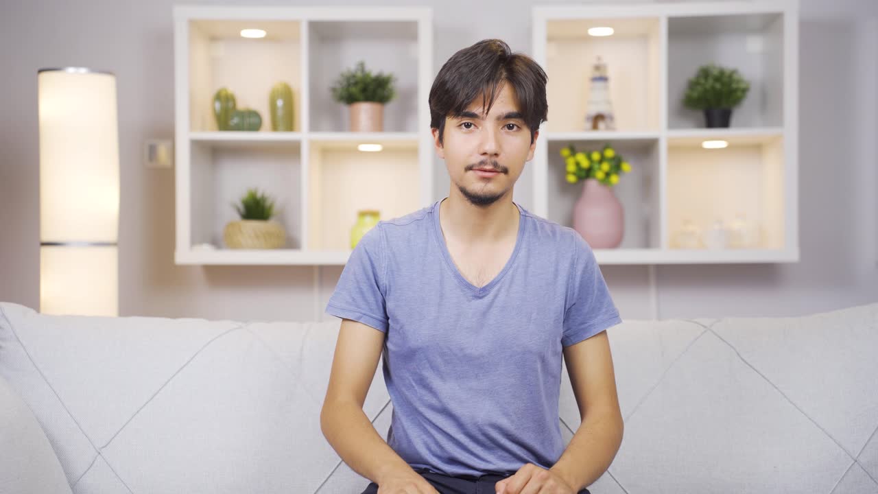 그 남자는 카메라에 "와우"라고 말합니다.