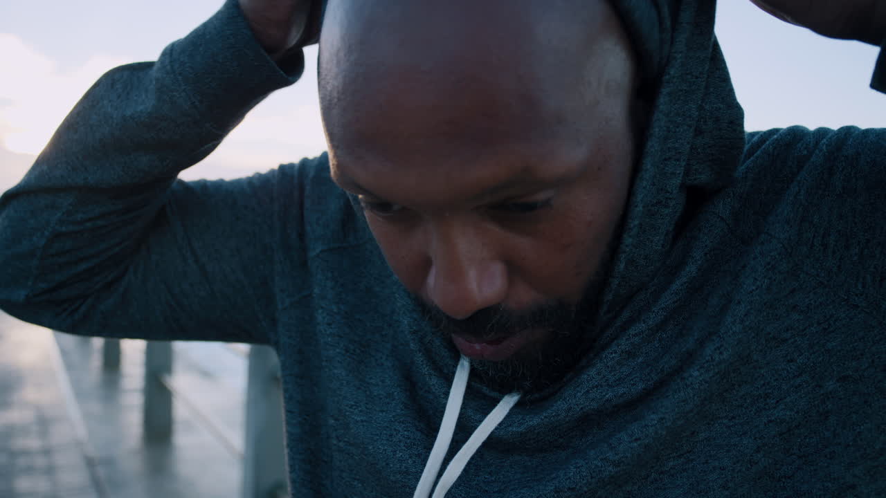 cara, hombre negro y respirando al aire libre