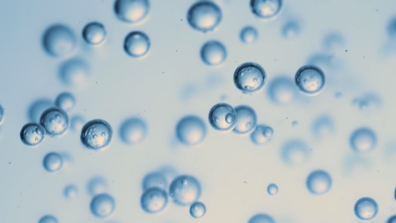 파란 물에 많은 물 거품이 가 ⁇ 게, 느린 움직임의 거품과 함께 추상적인 물 파동.