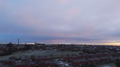 La-Vista-Invernal-Desde-Un-Dron-Captura-El-Típico-Desarrollo-De-Viviendas-Propiedad-Del-Consejo-Urbano-Del-Reino-Unido-En-Dewsbury-Moore-Council-Estate,-Con-Casas-Adosadas-De-Ladrillo-Rojo-Y-El-Yorkshire-Industrial.