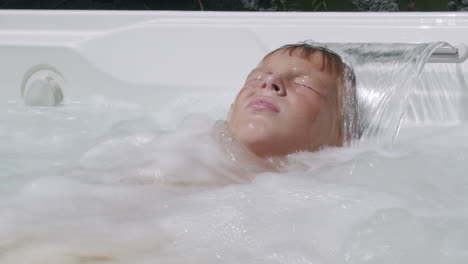 Un-Niño-Relajándose-En-Un-Jacuzzi