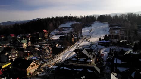 aldea de karpacz en el invierno de polonia