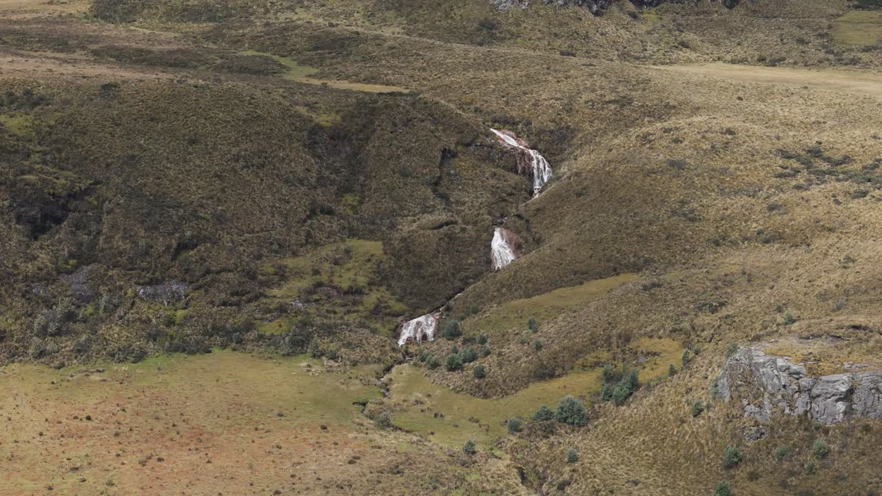 una vista aérea desde un dron de una impresionante cascada en chimborazo, ecuador