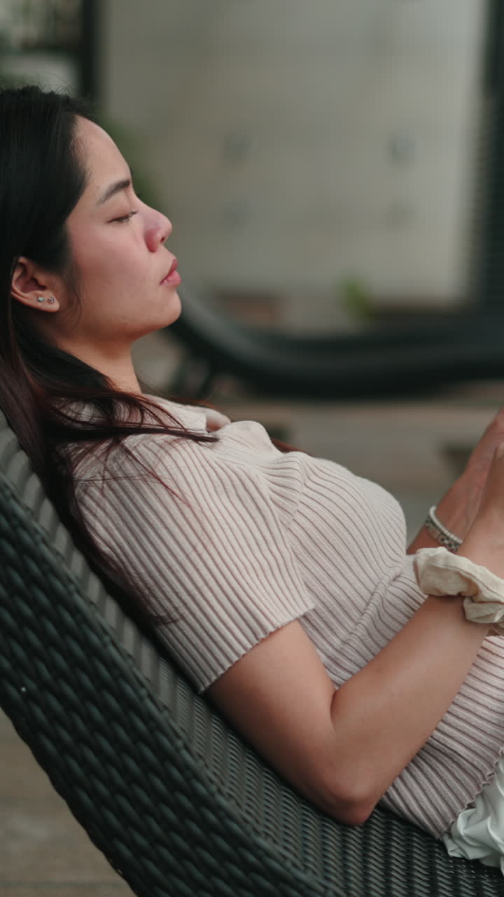 Giovane donna che si rilassa e legge un libro all'aperto