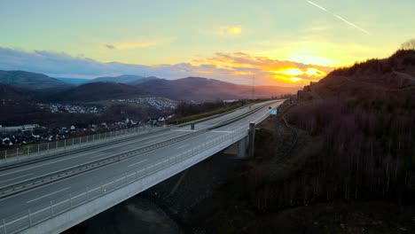 Eine-Brücke-Bei-Sonnenuntergang:-Die-Talbrücke-Nuttlar-Autobahnbrücke-In-Nordrhein-westfalen-Zur-Goldenen-Stunde