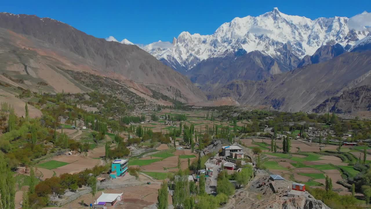 눈 덮인 산들을 배경으로 한 호퍼 계곡 바닥의 공중 전망