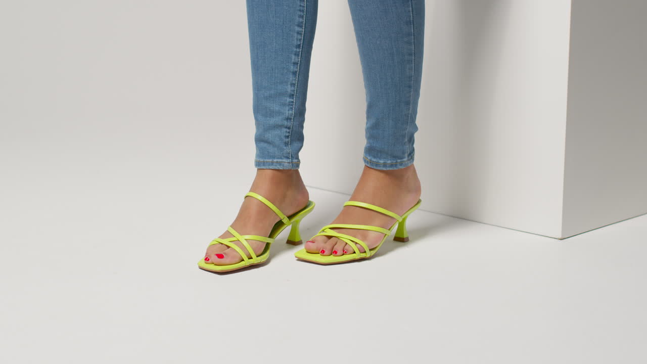 아름다운 초록색 신발을 입고 사용자 생성 콘텐츠를 생산하는 여성 소셜 미디어 인플루언서의 클로즈업