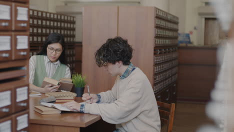 estudiantes que estudian en una biblioteca