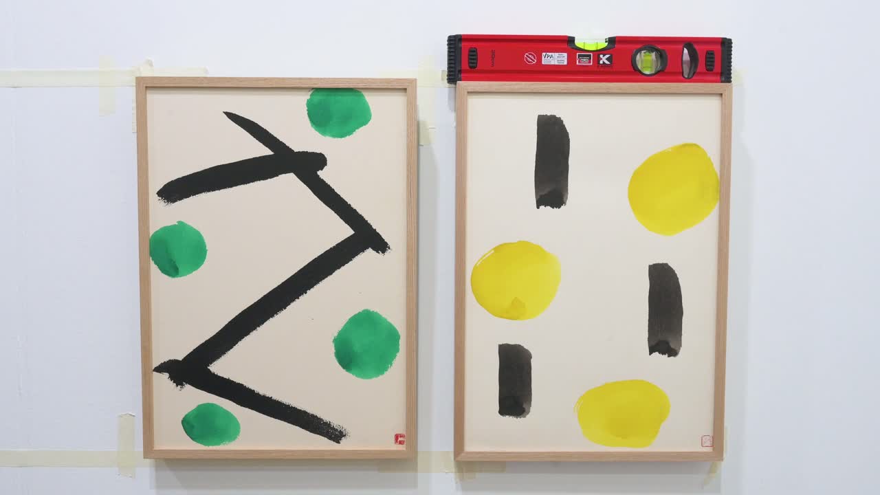 durante la instalación y el día de la instalación de pinturas de arte