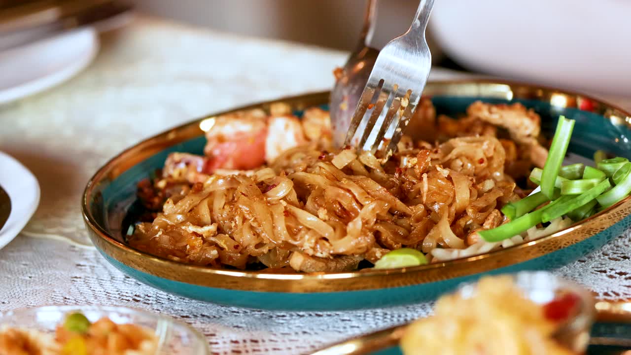 delicioso pad thai de camarón que se sirve y se disfruta