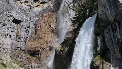 las cataratas de seerenbachfälle ubicadas cerca del pueblo de betlis en el municipio de amden en suiza