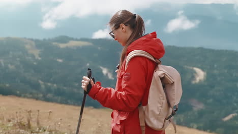 mujer haciendo senderismo en las montañas