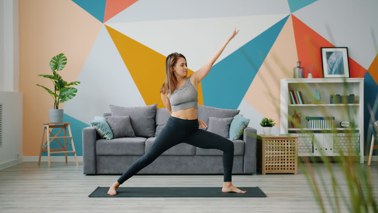 mujer practicando yoga en casa