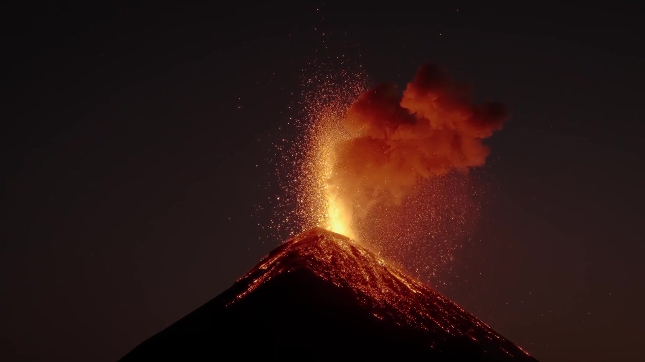 Eruzione esplosiva del vulcano Fuego con getti di lava incandescente di notte in Guatemala