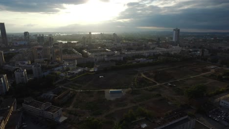 vista aérea de una ciudad con sitio de construcción