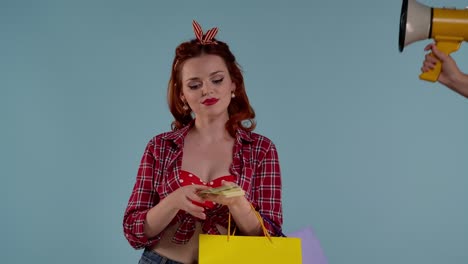 mujer con bolsas de compras y dinero