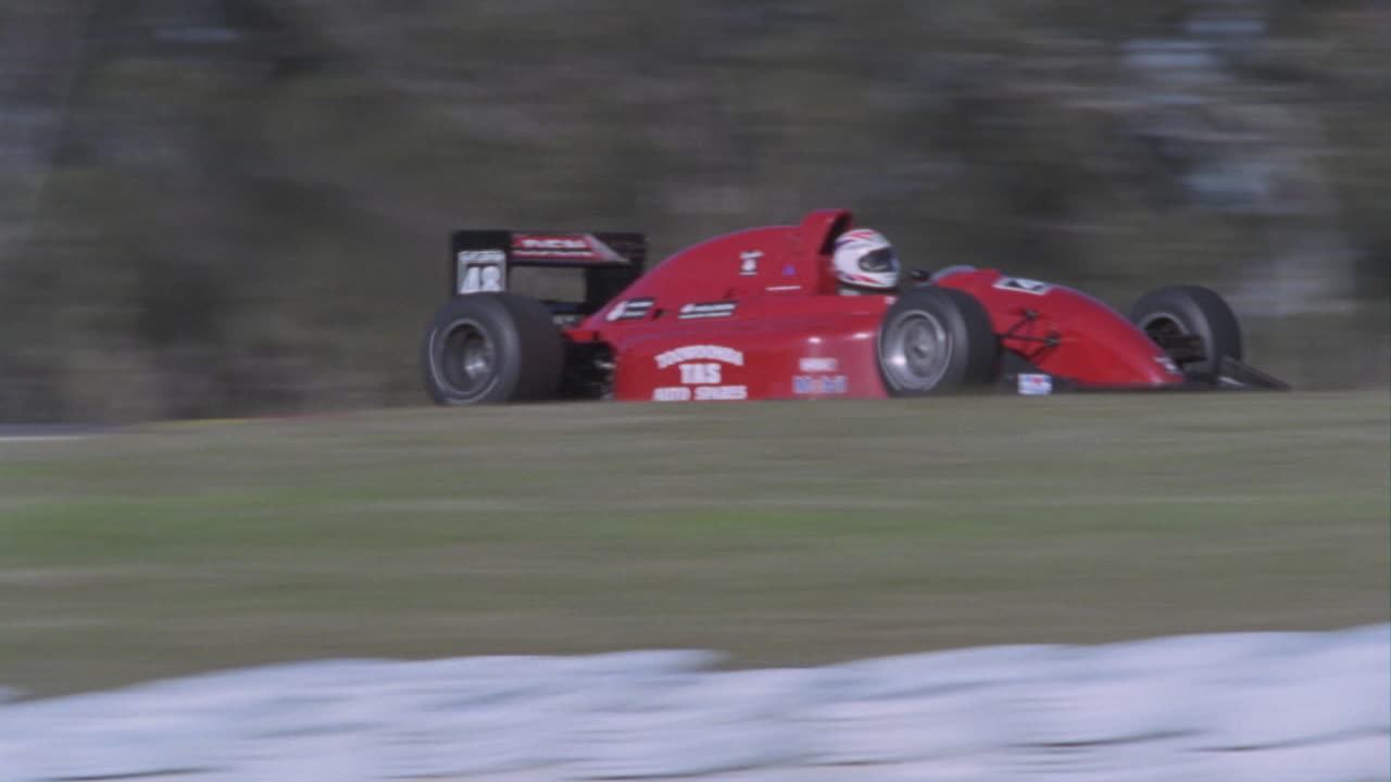 гоночный автомобиль едет по трассе 1