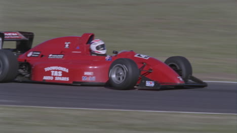 un coche de carreras conduce alrededor de una pista 1
