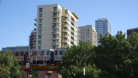 Toma-De-Establecimiento-De-Un-Barrio-En-El-Centro-De-Chicago-Wil-El-Tren-Pasando-3