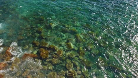 Blick-Auf-Türkisfarbene-Meereswellen-Und-Sonnenlicht,-Das-Sich-Im-Wasser-Spiegelt