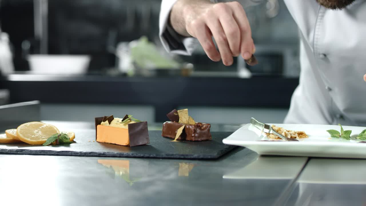 요리사가 부 ⁇ 에서 케이크를 조리하고, 클로즈업 요리사가 슬로우 모션으로 디저트를 장식하고 있습니다.