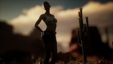 Mujer-Con-Camisa-Rota-Parada-Junto-A-Cactus-En-El-Desierto-Al-Atardecer