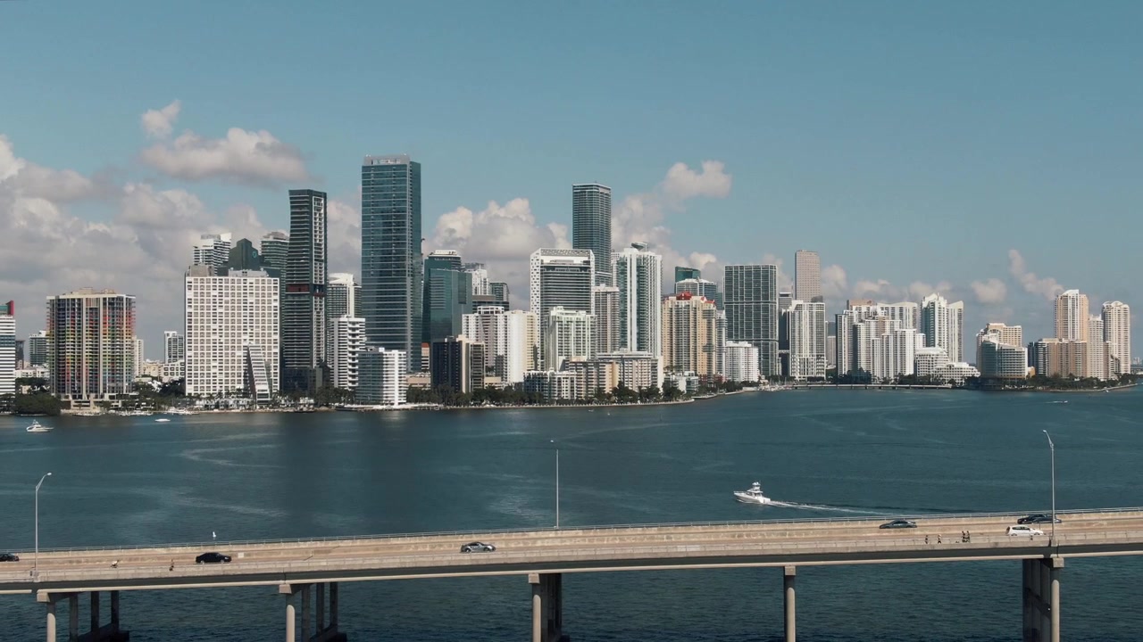 Splendida vista aerea con drone dello skyline del centro di Miami con yacht e ponte 4K