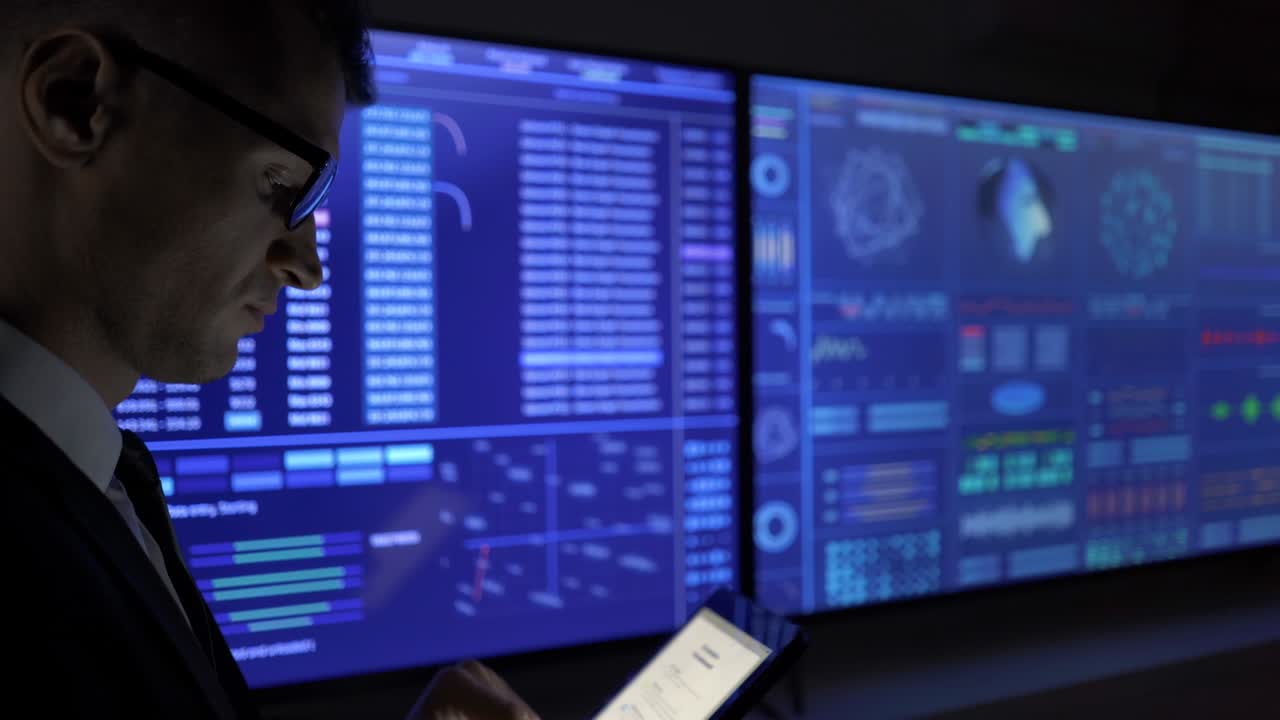 el hombre de negocios trabajando con el gadget cerca de la pantalla azul