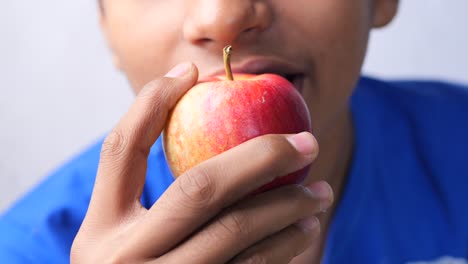 niño comiendo manzana de cerca