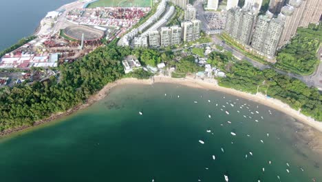 香港武凱沙區的空中景觀,有現代住宅複合體和開放灣