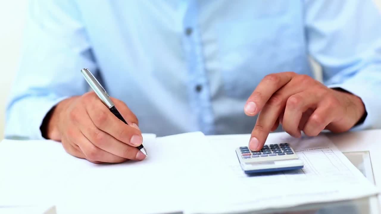 primer plano de un joven empresario calculando