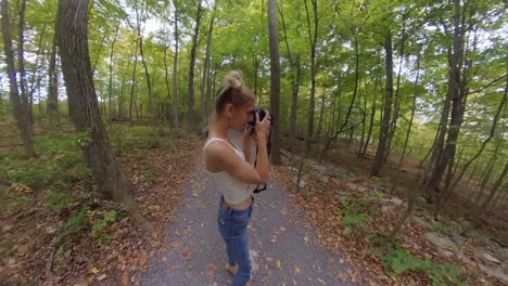 mujeres jóvenes disfrutando del otoño en un bosque