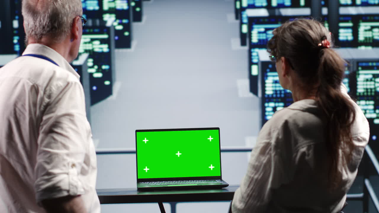 servidores de computadoras portátiles de pantalla verde arreglando