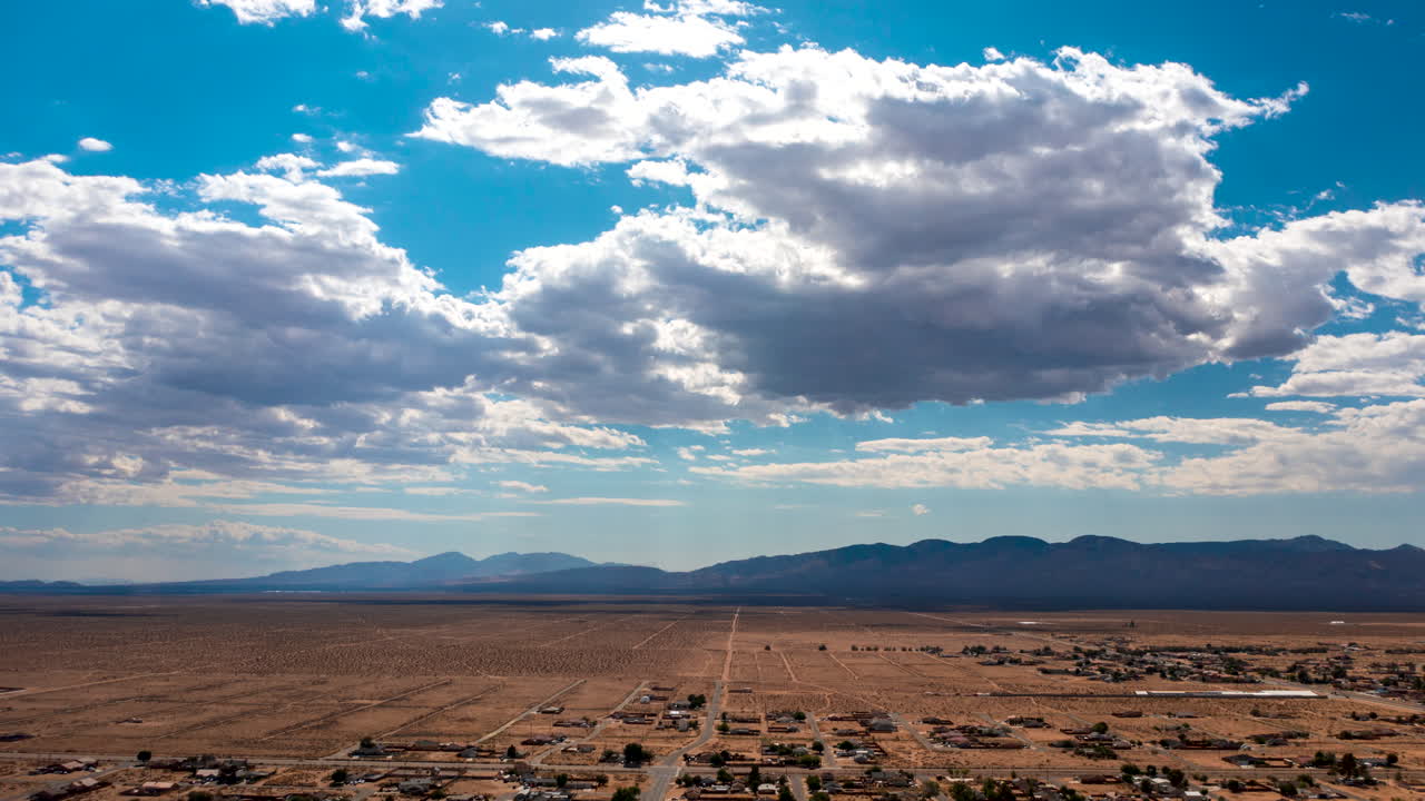 ciudad de california en el corazón del desierto de mojave en este lapso de tiempo de gran altitud con una sobrecarga dinámica de cloudscape