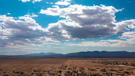 ciudad de california en el corazón del desierto de mojave en este lapso de tiempo de gran altitud con una sobrecarga dinámica de cloudscape