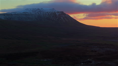 Bei-Schwachem-Licht-Entsteht-Eine-Drohnenaufnahme-Des-Verschneiten-Ingleborough-Bei-Sonnenuntergang