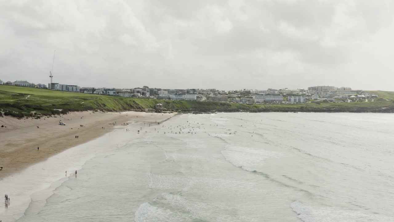 Turistikohde Fistral Beachillä Newquayssa, Cornwallin pohjoisrannikolla, Englannissa, Isossa-Britanniassa.