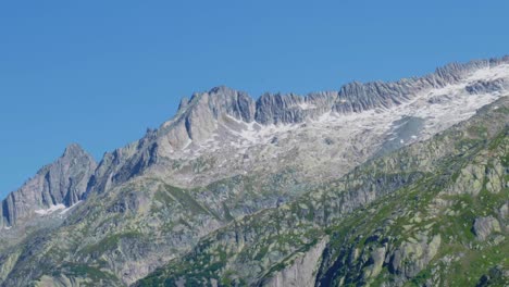 Empinadas-Montañas-Rocosas-Vírgenes-En-Suiza,-En-Un-Día-Claro-Con-Cielo-Azul